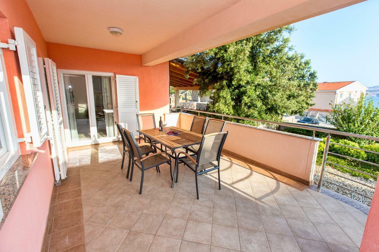 Apartments Villa Dina Karlobag Bagian luar foto